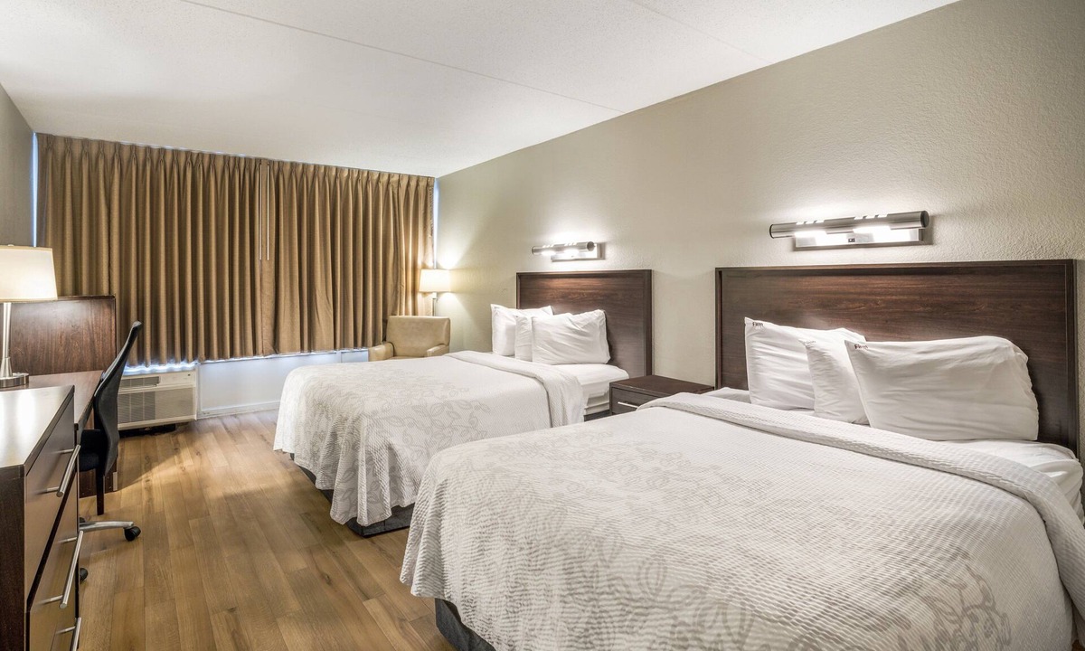 Woburn Hotel | Family & Friends Getaway! 3 Great Units, FREE Parking,. Steps to Woburn Mall!