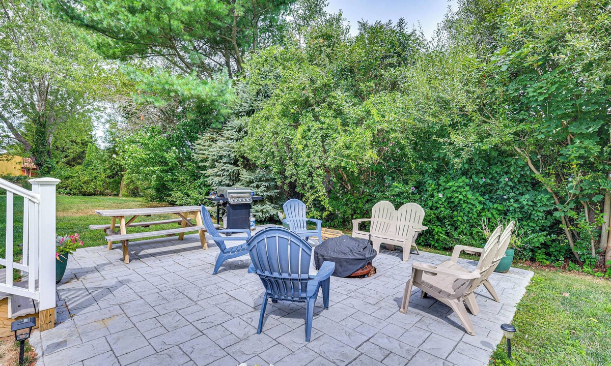 Newport East House | Family Gem w/Spacious Yard: 5 Mi to Second Beach