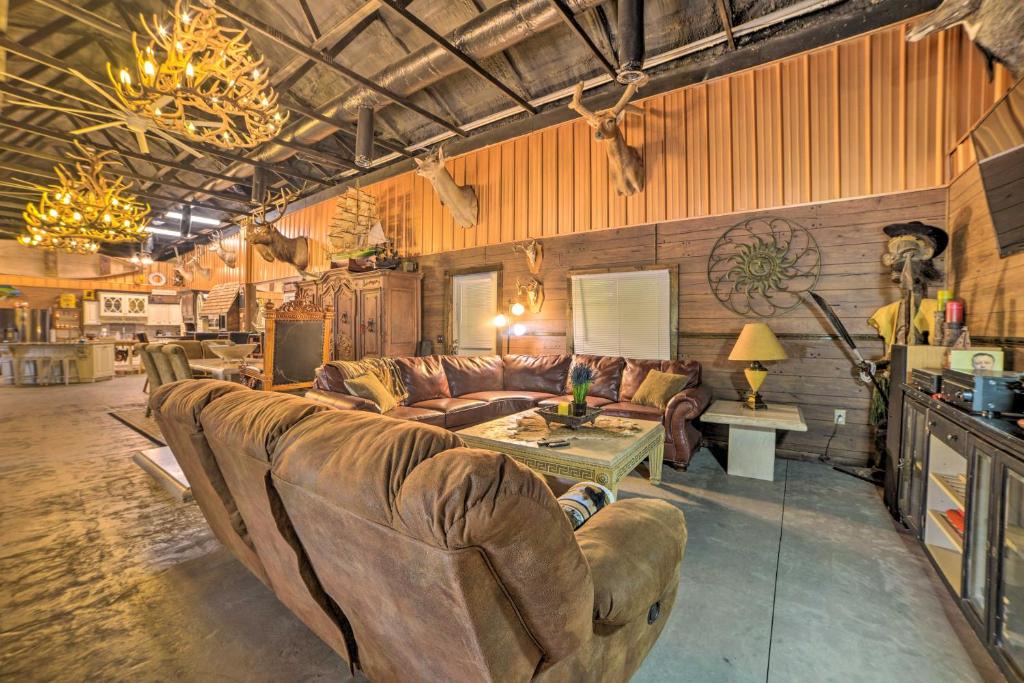 Dover House | Family Leatherwood Resort Cabin w/Fire Pit!