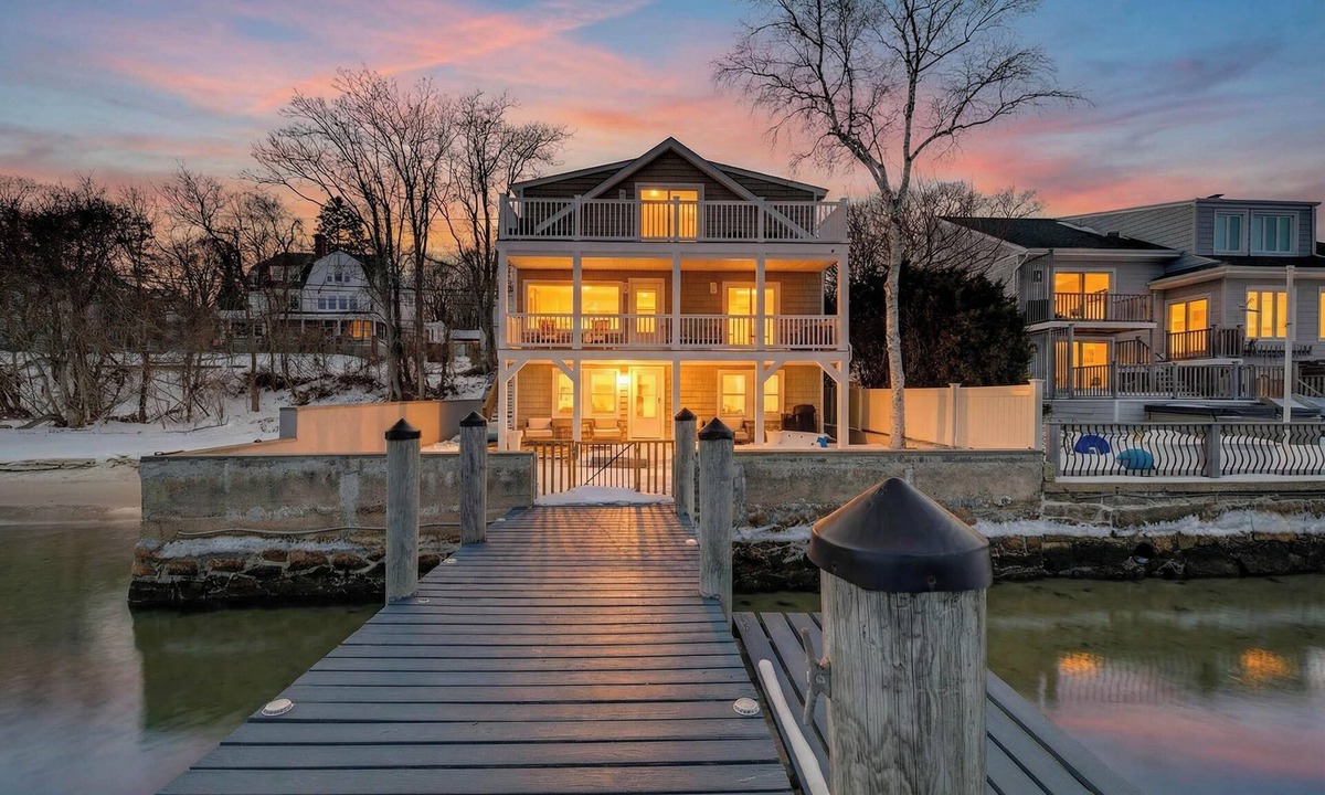 New London House | Family Waterfront Vacation Estate in New London, CT.