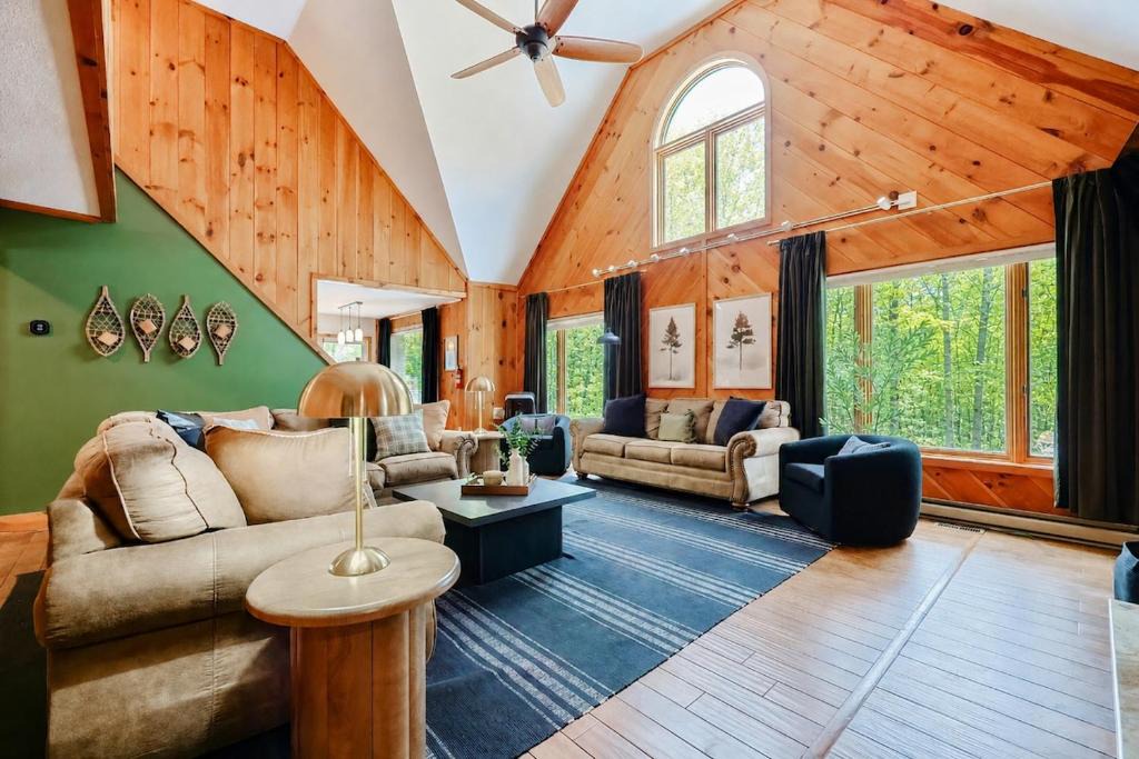 West Dover House | Father's Day Special-Sauna, Spa, Game Room, Fire Pit, Dogs Welcome!
