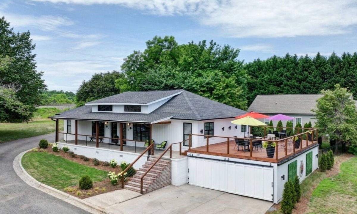 Cramerton House | fire pit+corn hole+bikes+gym+golf pass | Art inspired retreat