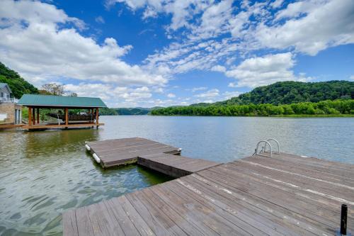 Draper House | Fire Pit & Floating Dock! Claytor Lake Hideout