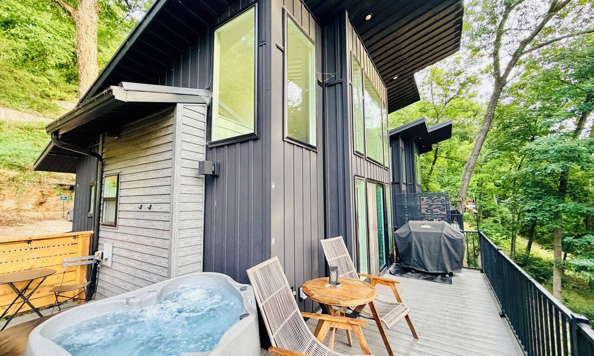 Sylvan Shores Cabin | Firefly 2, luxury lakeside treehouse w/hot tub, BBQ, extra parking, boat put-in