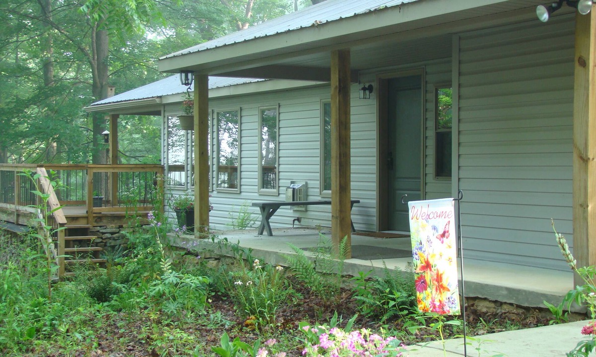 Fort Hill Cottage | Fish, hike, bird watch, Spring flowers - 5 Star Reviews - unplugged & private