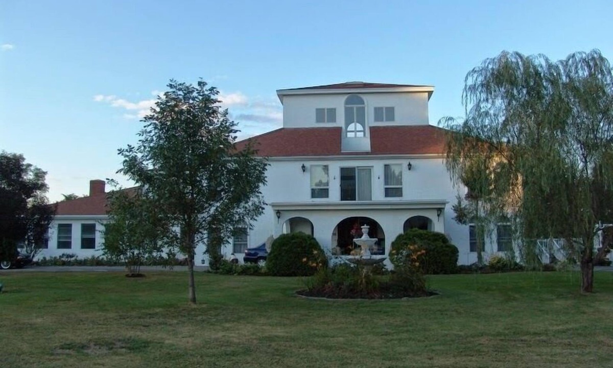 West Newbury House | FOR BUSINESS AND PLEASURE TRAVELERS Main Bedroom