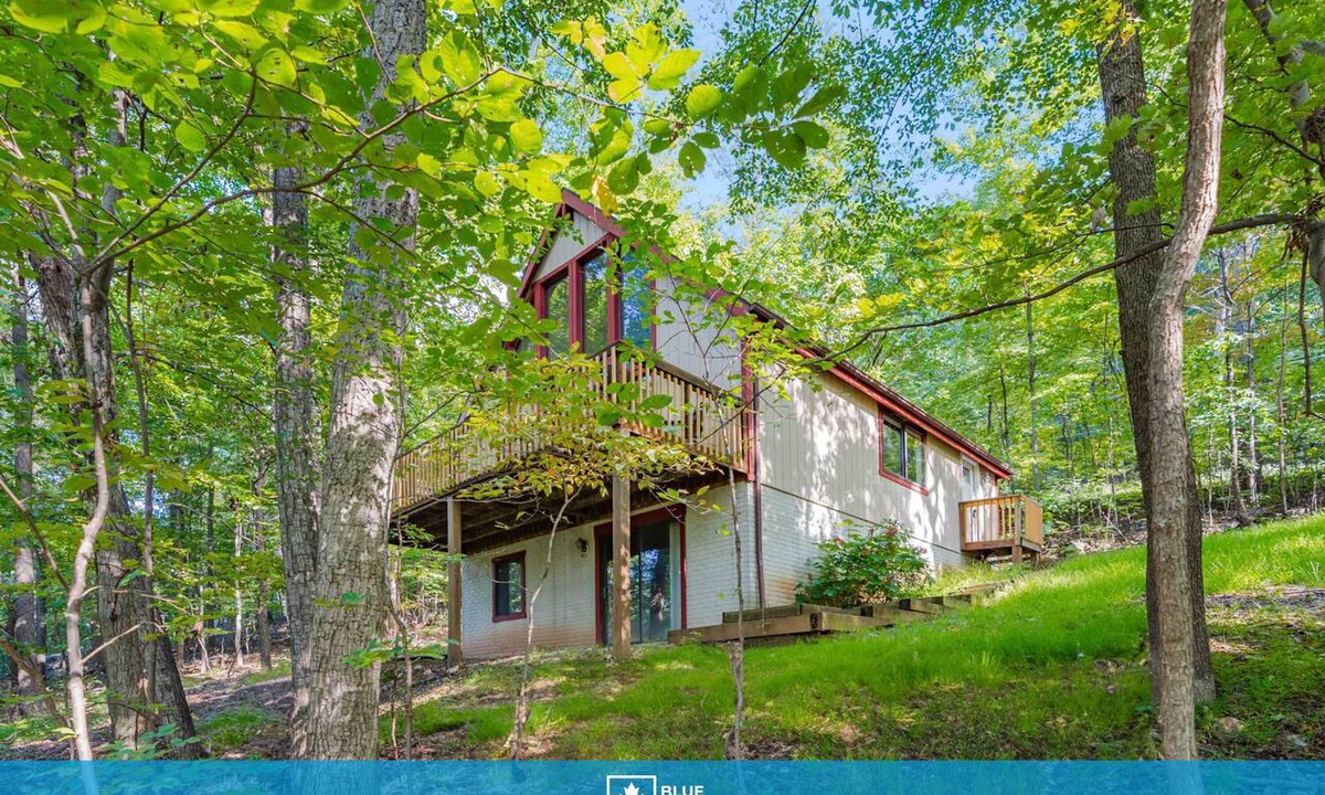 Ridgeway Ski Chalet | Forest 2BR chalet w/hot tub & backyard