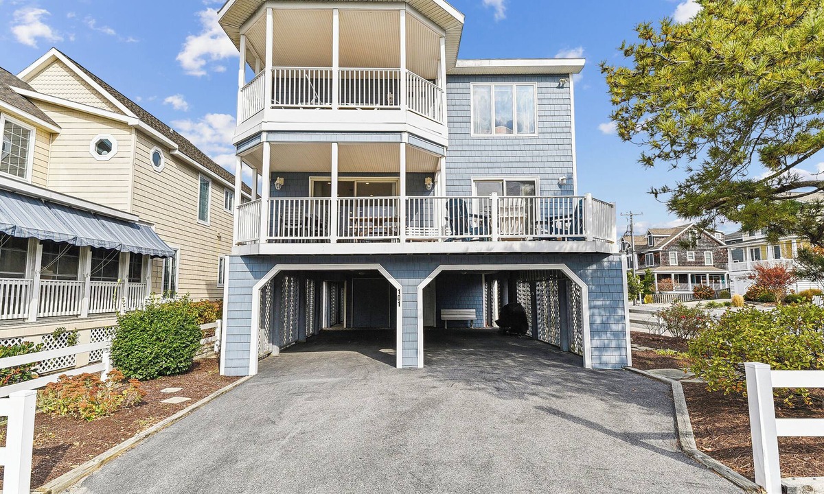 Bethany Beach House | FREE ACTIVITIES INCLUDED! Great vacation home is just perfect for family get-togethers! Spacious floor plan offers 8 bedrooms with 6 full baths