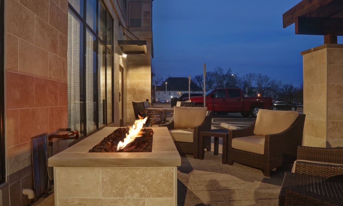 Overland Park Condo | Free Breakfast. Pool. Shared BBQ. Gym. Great Location! Near Overland Park Convention Center