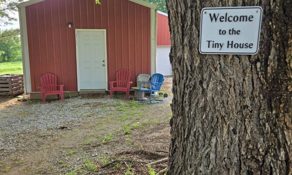 Okmulgee House | Furnished Tiny House in the country! Lakes, hunting, fishing+ just minutes away