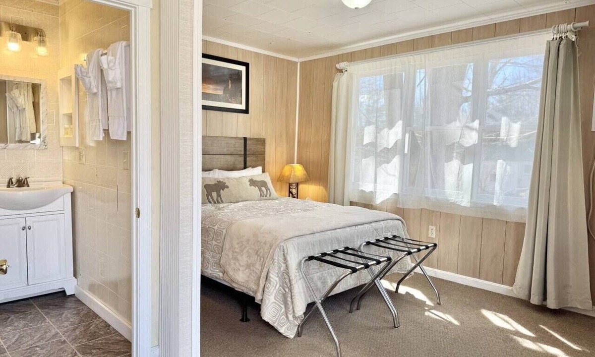 Hulls Cove Cabin | Gallagher`s Travels Cabin 4 (2 Bedroom king/Queen)