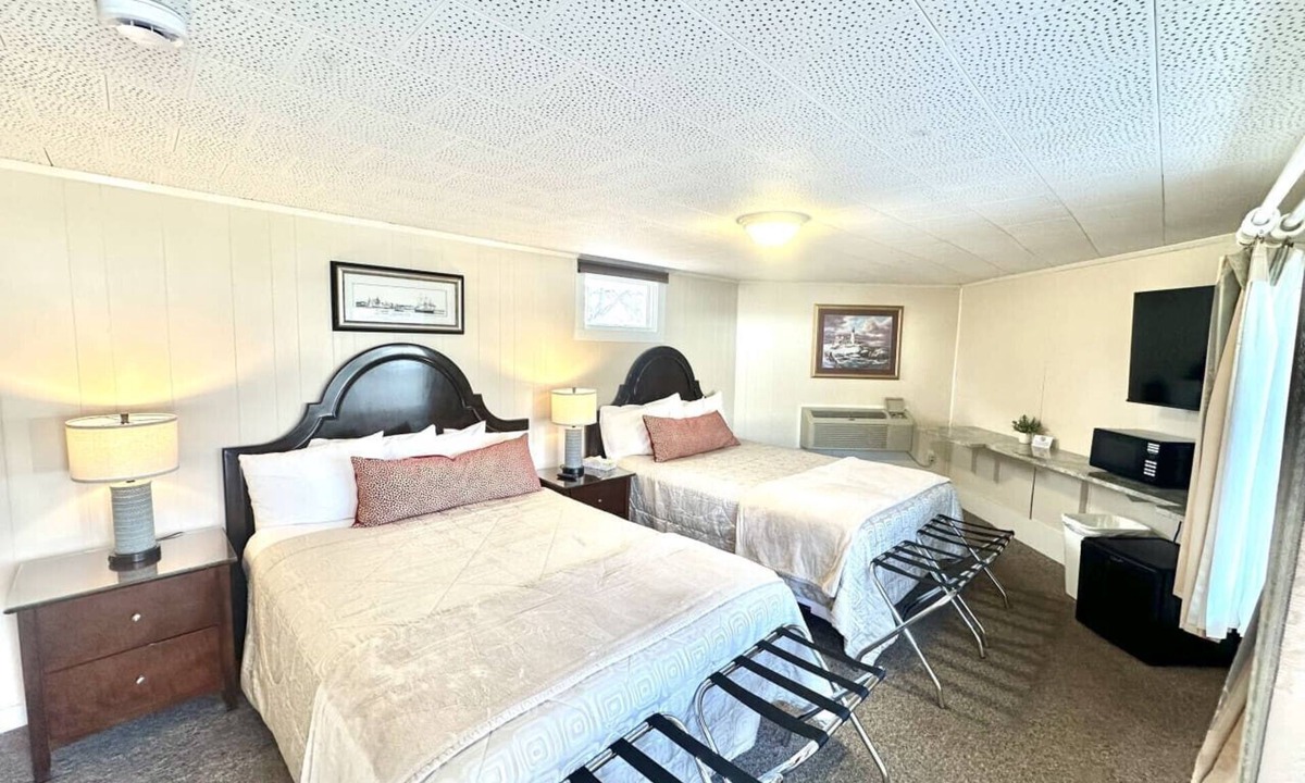 Hulls Cove Bed & Breakfast | Gallagher`s Travels Room 9 (Two Queen Beds)