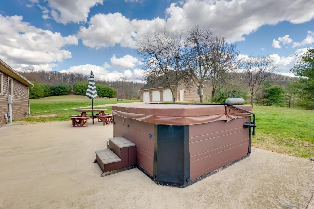 Hallsville House | Game Room & On-Site Pond: Laurelville Retreat!