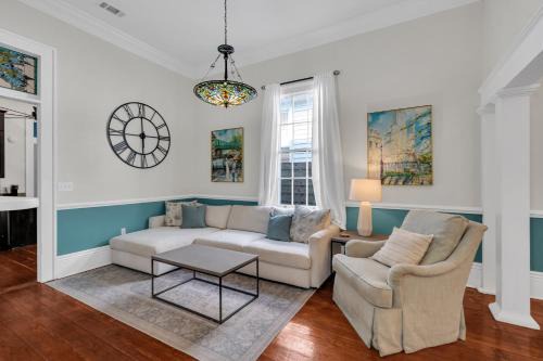 Faubourg Marigny House | Game room & patio - walk to French Quarter