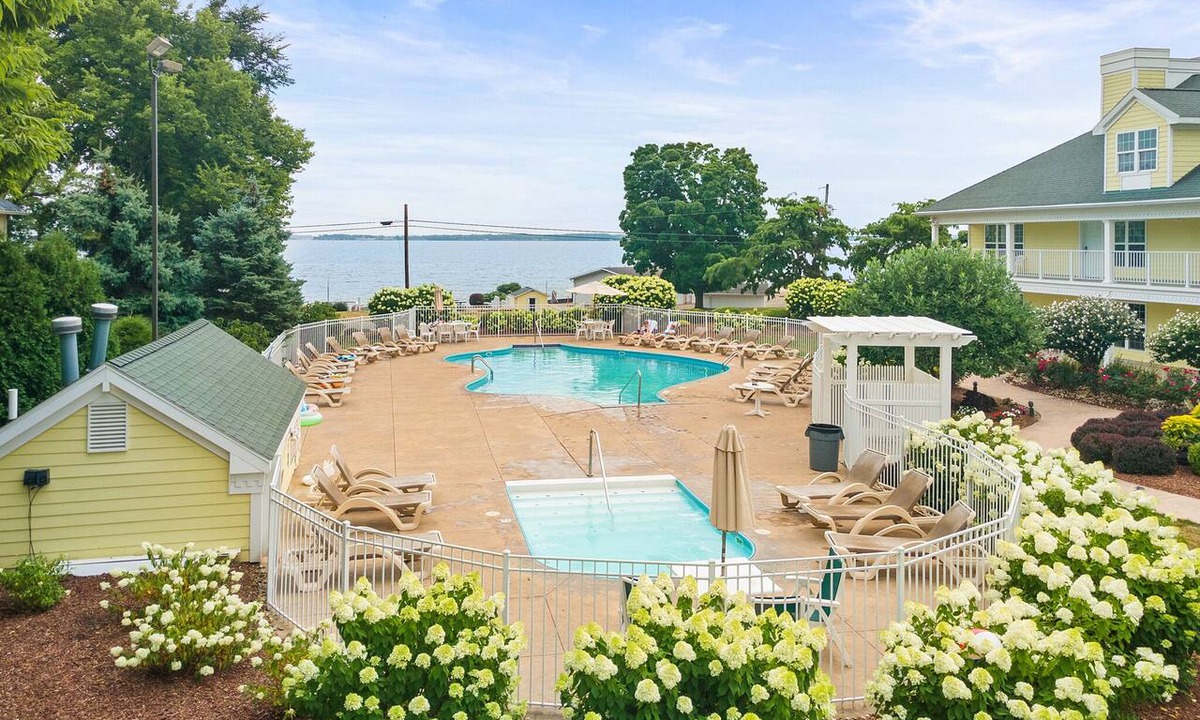 Kelleys Island Hotel | Glacier Suite at Kelley's Island Venture Resort