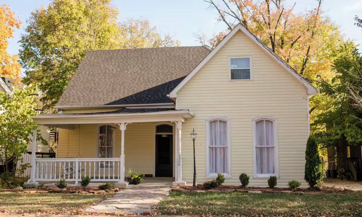 Bowling Green House | Golden Gather: Holiday Magic in the Heart of Downtown