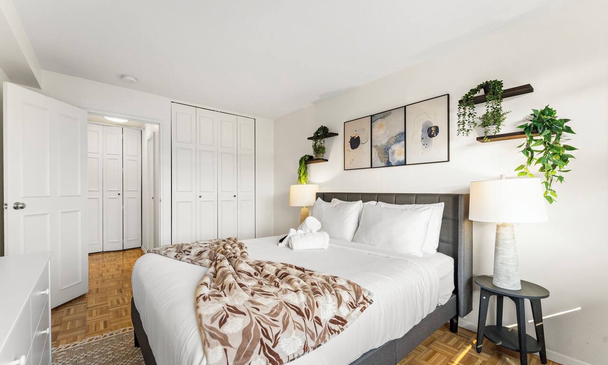 North Brookline Apartment | Gorgeous 2BR Next to BU up8y
