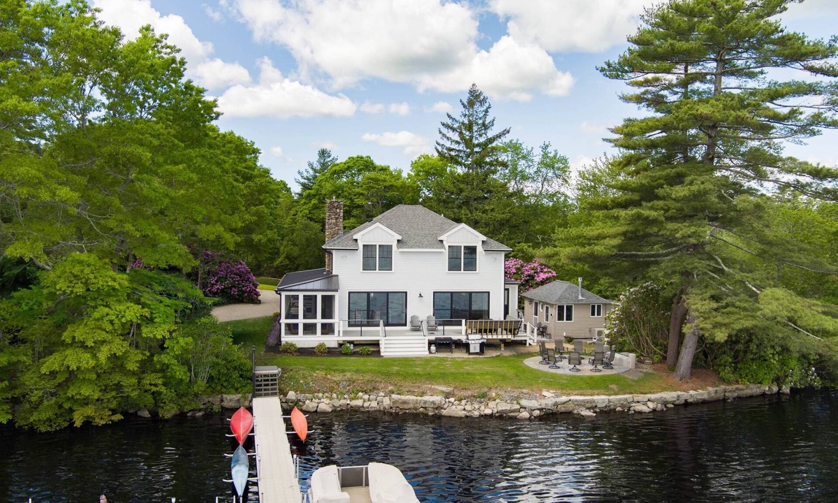 East Freetown House | Gorgeous Luxury Freetown Lakefront: Panoramic Views, Fire Pit, BBQ, Near Cape Cod and Boston
