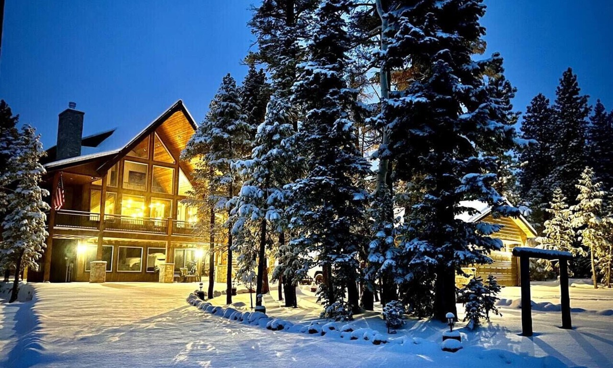Meadow View Heights Apartment | Gorgeous New Cabin in Quiet Neighborhood- Hot Tub, Fire pit, Foosball Table. Optional spa room and gym room
