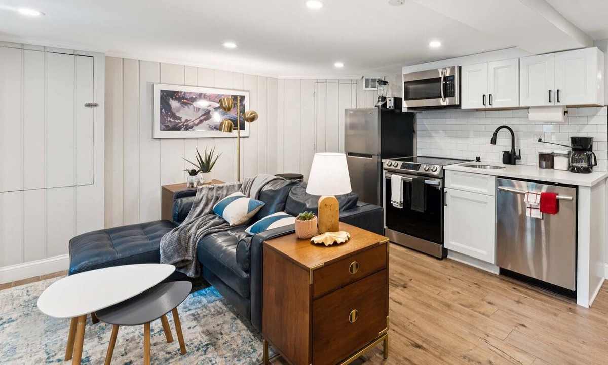 Bloomingdale Apartment | Gorgeous renovation 2BR with AC/TV/Internet/Patio