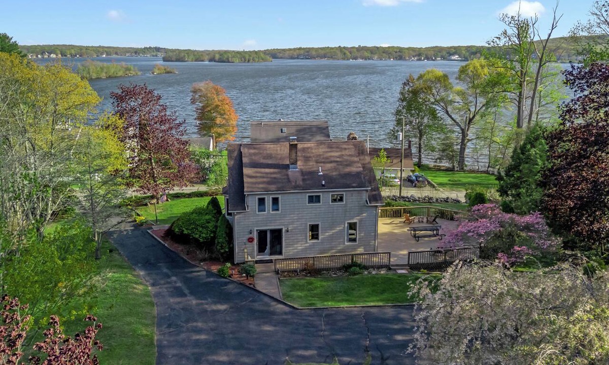 East Hampton House | Grammy's Lake House on Lake Pocotopaug