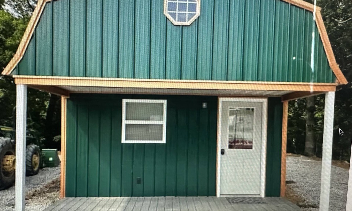 Johnson County Cabin | Green cabin close to University of Central Missouri and Whiteman AF Base