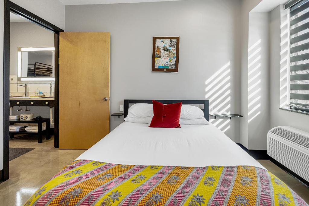 Pacific Hotel | Group suite for 5 with onsite activities and pool