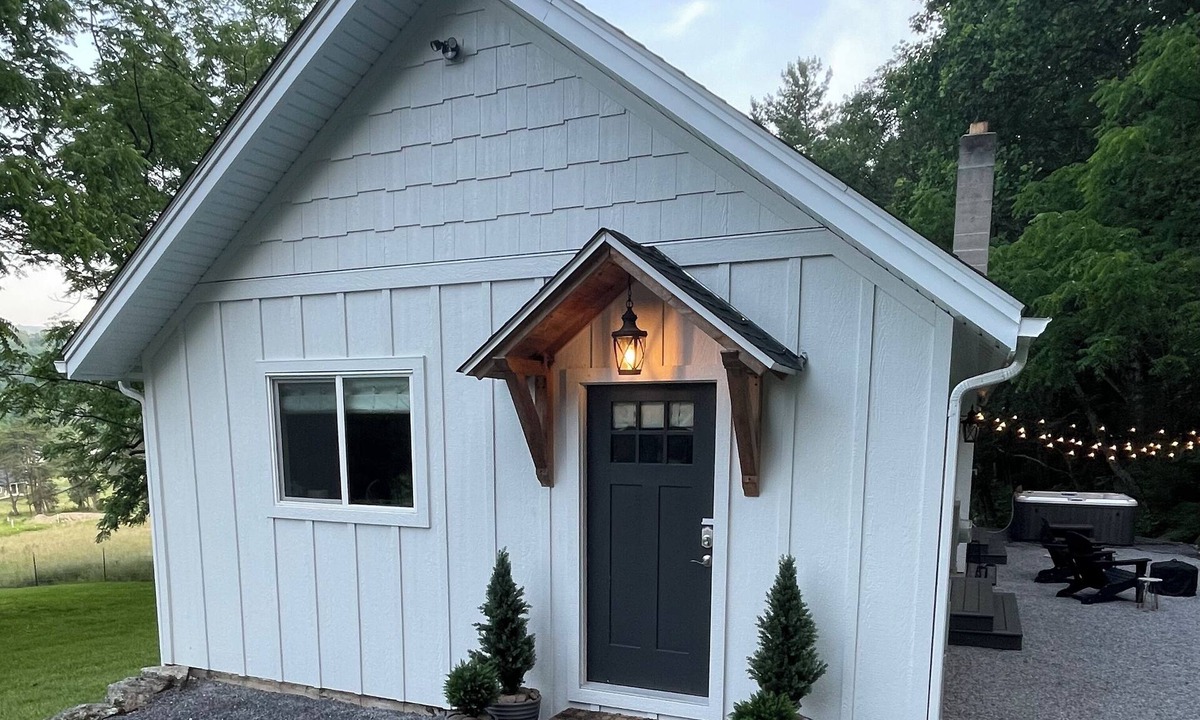 Franklin Cottage | Guest cottage on farmette in mountains with hot tub