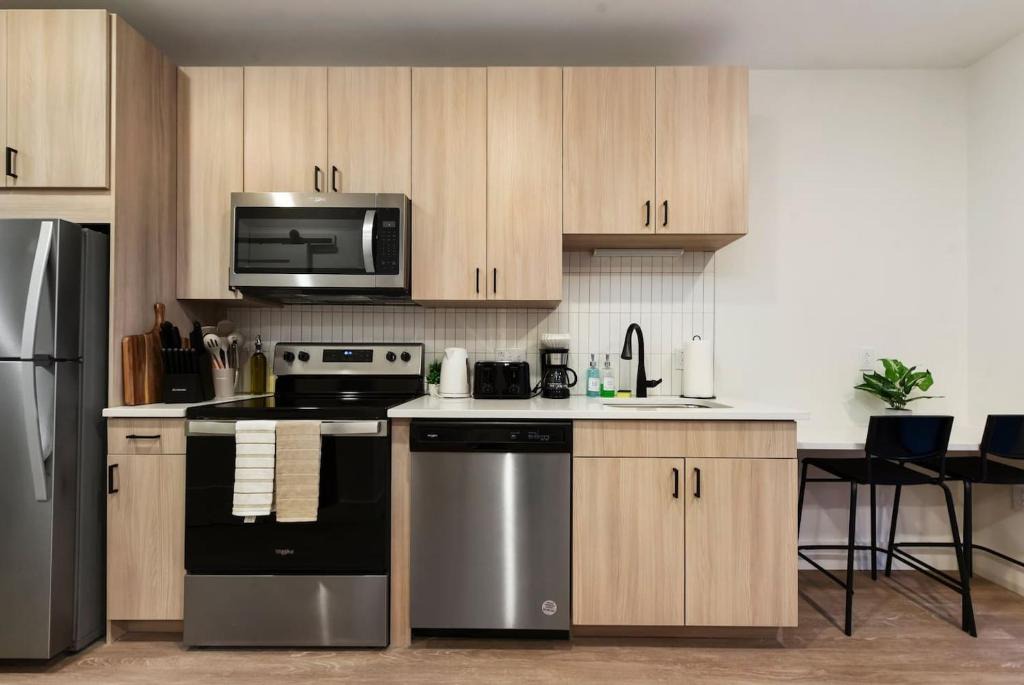 East Liberty Apartment | GYM+HULU+PARKING Near Universities|UPMC|SHOPPING