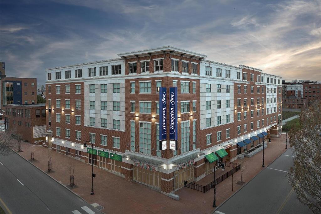East Bayside Hotel | Hampton Inn Portland Downtown Waterfront
