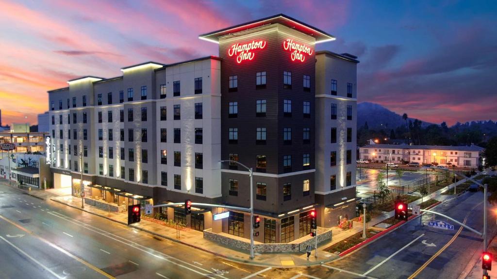 Downtown Riverside Hotel | Hampton Inn Riverside Downtown Convention Center