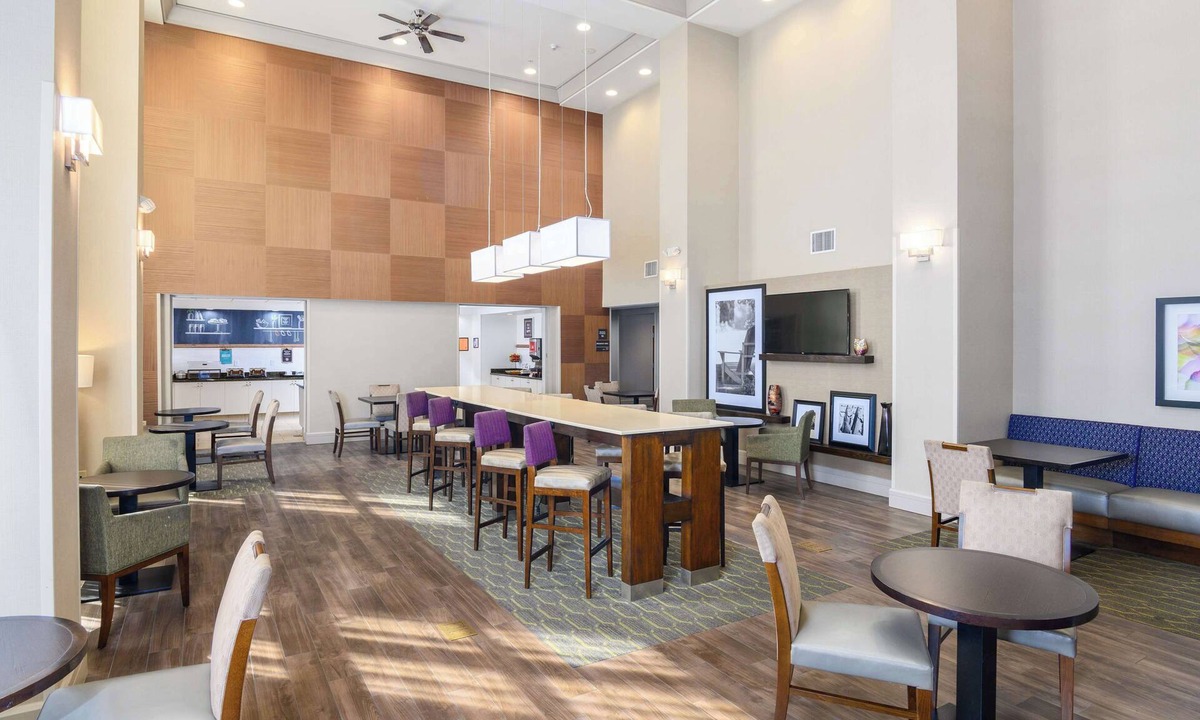 Manchester Hotel | Hampton Inn & Suites Hartford-Manchester