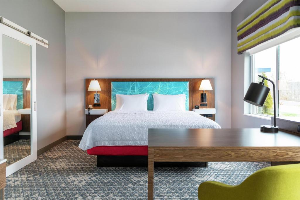 New Stanton Hotel | Hampton Inn & Suites Pittsburgh New Stanton PA