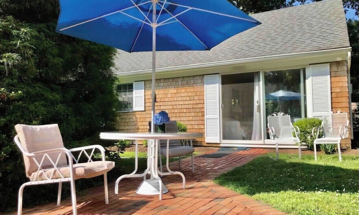 Remsenburg Cottage | Hamptons private guest cottage