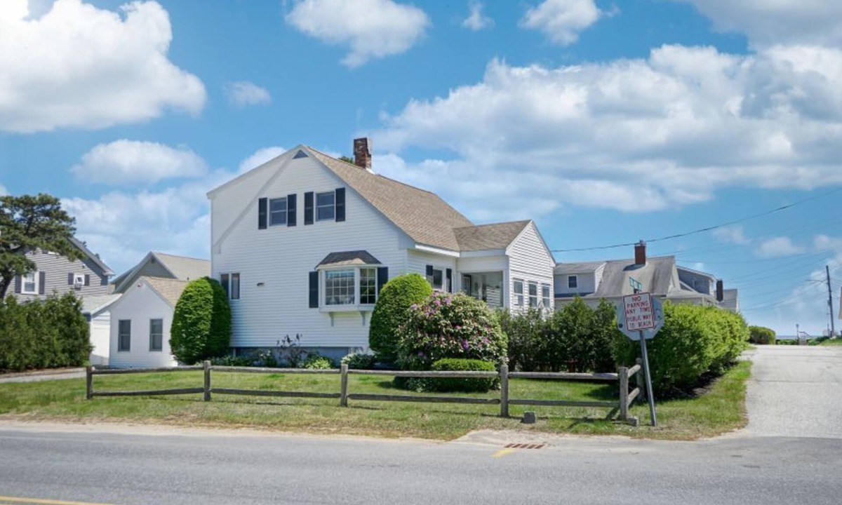 Pine Point House | Hank's Hideaway by Bayley Vacation Rentals
