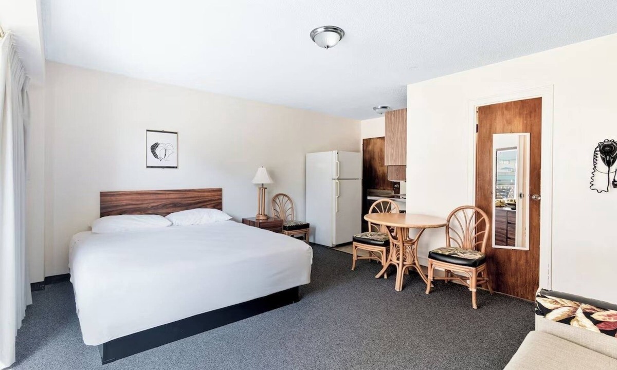 Waikiki Hotel | Hawaiian Escape: Comfortable Studio w/Kitchen and Pool – Heart of Waikiki