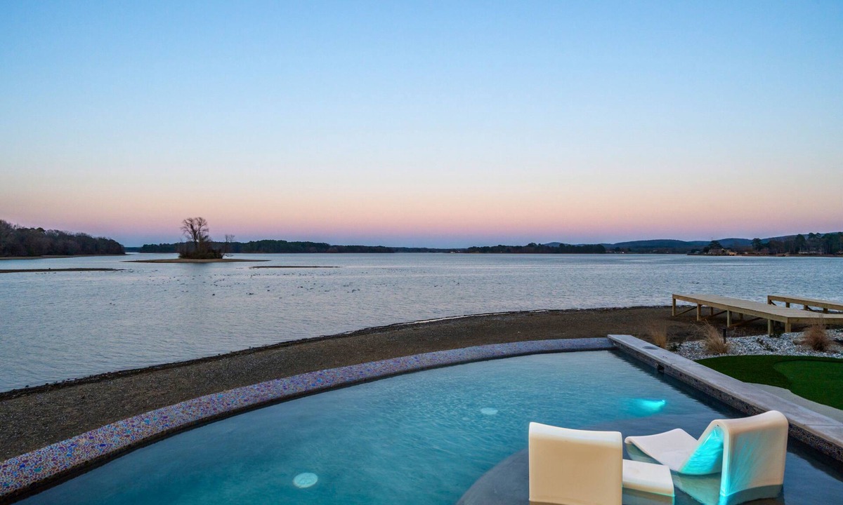 Lake Hamilton House | Heated Pool | Lakefront | Putting Green | Luxury