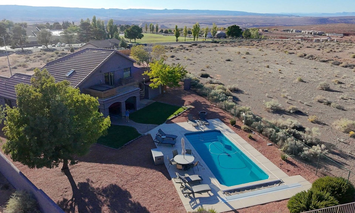 Page House | Heated Pool.Panoramic Views 4 Bed 2.5 Ba Central Location