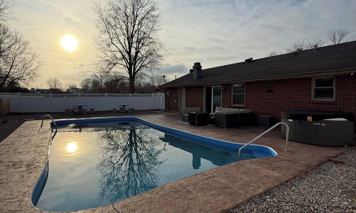 Owensboro House | Heated Swimming Pool + Hot Tub + Privacy
