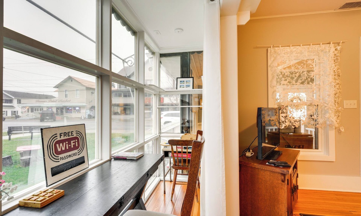 Bemus Point Apartment | Historic Bemus Point Studio w/Porch: Walk to Lake