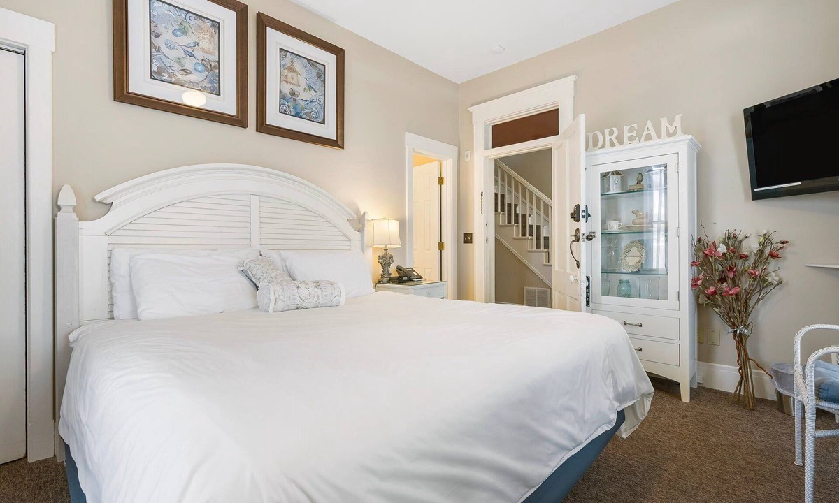 Downtown Branson Hotel | Historic Branson Hotel ~ Downtown ~The Quiet Quilt