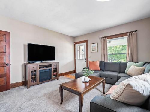 Bedford House | Historic District w Fully Stocked Kitchen and Sleeps 6