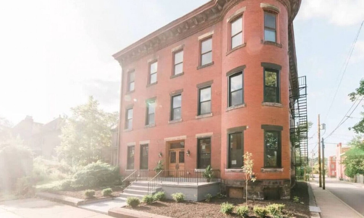 Manchester House | Historic Hamilton Irish Kitchen |Private PARKING!