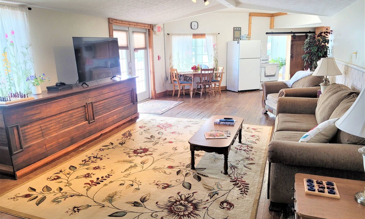 Bartlett Cabin | Historic Hardware Inn with River Views: Ely Suite