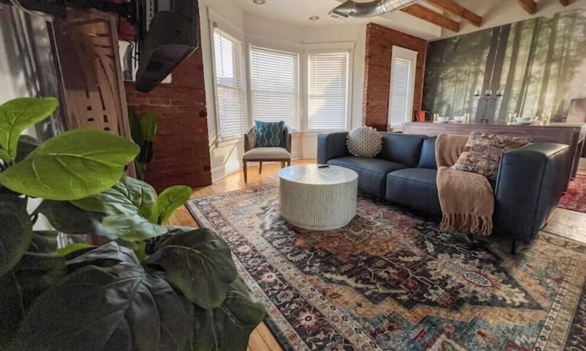 Detroit - Shoreway Apartment | Historic Haven Hideaway California King Bed