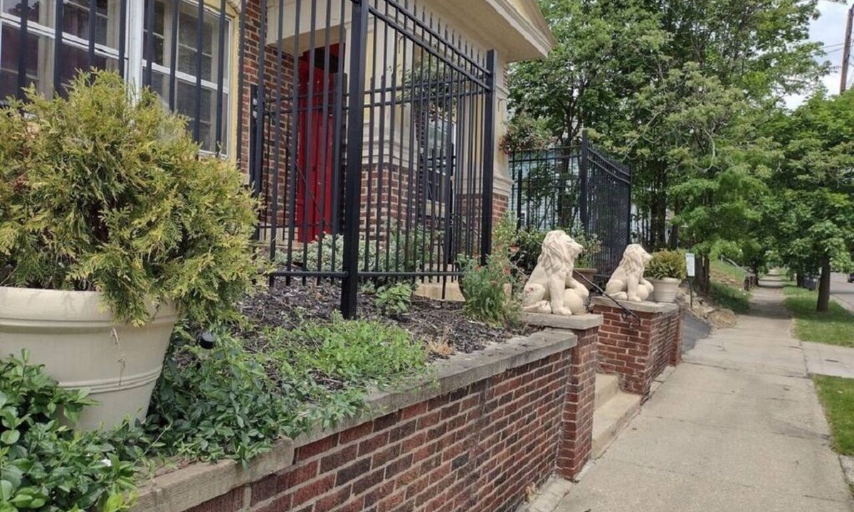 Highland Square Apartment | Historic Highland Square 2bdrm Apartment