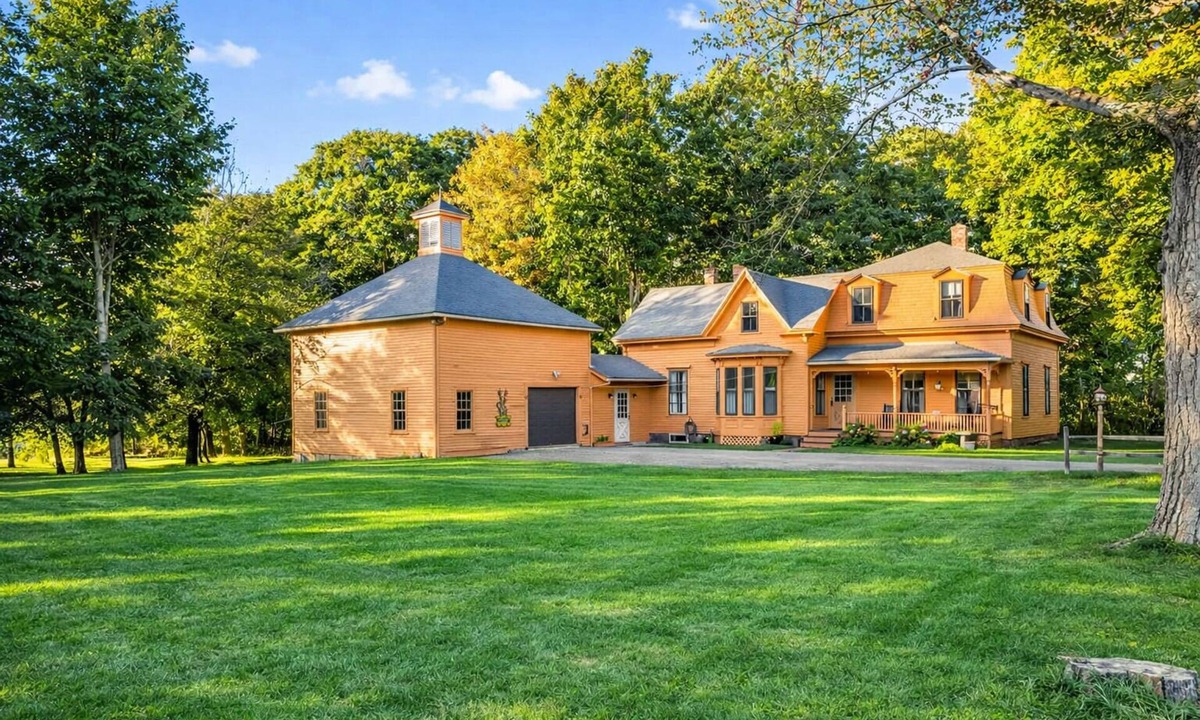 Mid-Coast and Islands House | Historic Pumpkin House located in West Harpswell