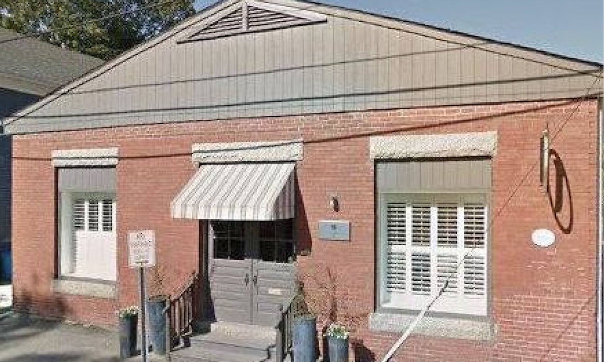 Warren Apartment | Historic Waterfront District., for lovers of art, restaurants, unique shops,