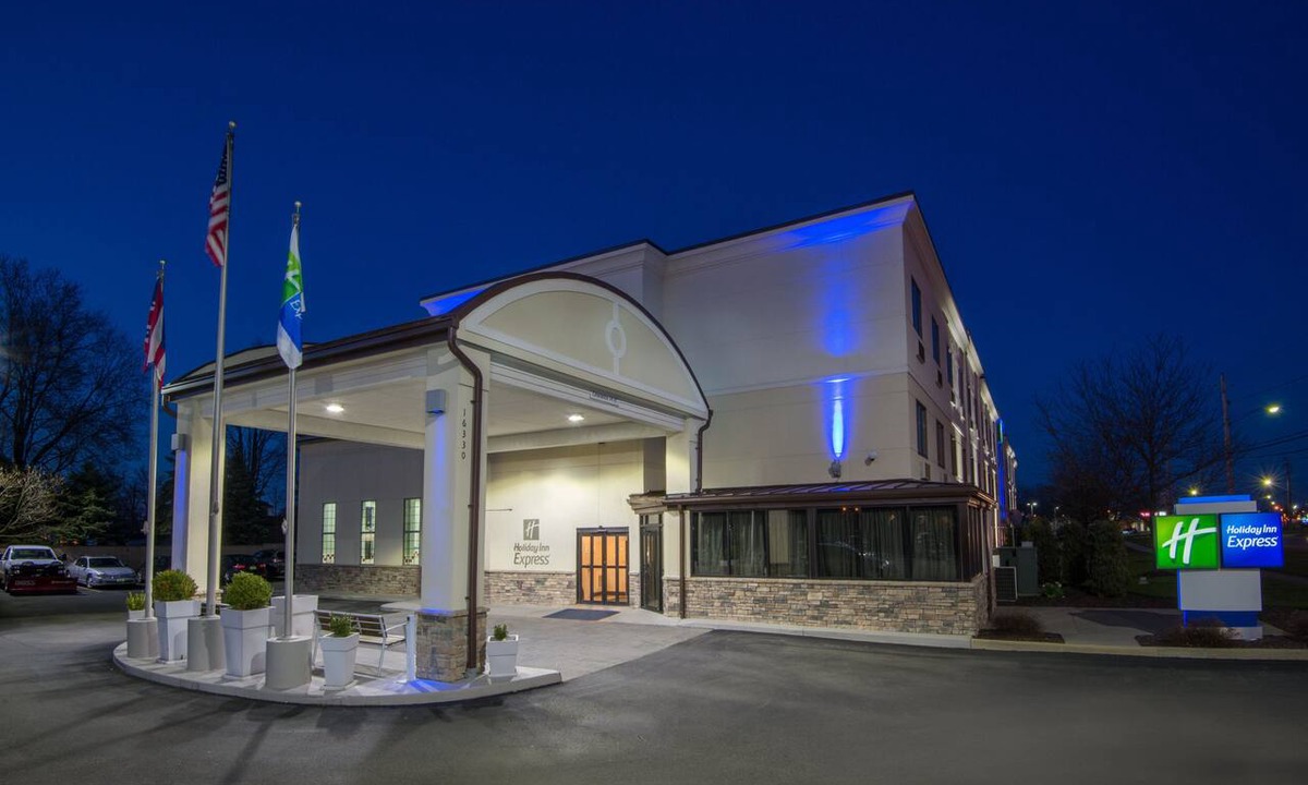 Brook Park Hotel | Holiday Inn Express Cleveland Airport - Brookpark by IHG