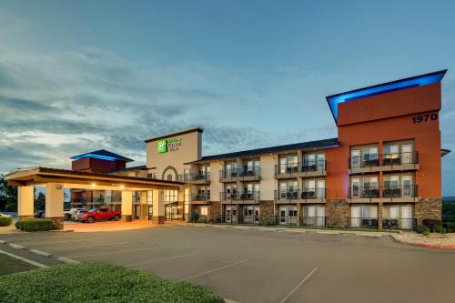 Branson Theater District Hotel | Holiday Inn Express Hotel & Suites Branson 76 Central by IHG